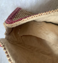 Load image into Gallery viewer, Braided straw clutch bag with handle. In excellent condition. Measures approximately: 12" W / 6.5" H / 7" Handle
