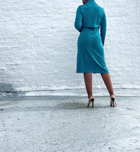 Load image into Gallery viewer, Emerald blue/green slinky button-up dress with pockets By Roshani. SIZE: 38 best fits S/M Measures approximately: 18" pit to pit / 14.5" waist / 39.5" length