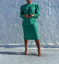 Load image into Gallery viewer, Vintage shift dress with one right side pocket and removable shoulder pads. SIZE: No tag best fits S/M