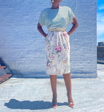 Load image into Gallery viewer, Vintage floral pencil skirt By Novelle. SIZE: S best fits M Measures approximately: 13.5-15.5" waist / 21" hip/ 25" length (Measurements taken laying flat, double where applicable) MODEL: 5'1, 119lbs, size 4 COMPOSITION: 50% Polyester 35% Rayon 15% Flax
