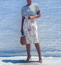 Load image into Gallery viewer, Vintage floral pencil skirt By Novelle. SIZE: S best fits M Measures approximately: 13.5-15.5" waist / 21" hip/ 25" length (Measurements taken laying flat, double where applicable) MODEL: 5'1, 119lbs, size 4 COMPOSITION: 50% Polyester 35% Rayon 15% Flax