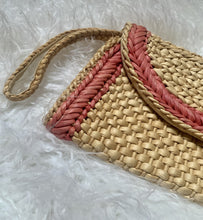 Load image into Gallery viewer, Braided straw clutch bag with handle. In excellent condition. Measures approximately: 12" W / 6.5" H / 7" Handle
