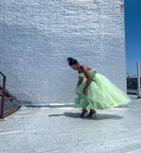 Load image into Gallery viewer, Beautiful seafoam tulle dress By Gunne Sax.
