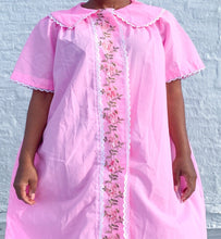 Load image into Gallery viewer, Bubblegum pink vintage trapeze dressing gown. Beautiful sheer floral snap front closure and one side pocket.