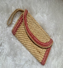 Load image into Gallery viewer, Braided straw clutch bag with handle. In excellent condition. Measures approximately: 12" W / 6.5" H / 7" Handle