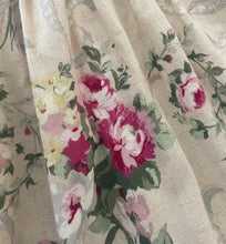 Load image into Gallery viewer, Vintage floral pencil skirt By Novelle. SIZE: S best fits M Measures approximately: 13.5-15.5" waist / 21" hip/ 25" length (Measurements taken laying flat, double where applicable) MODEL: 5'1, 119lbs, size 4 COMPOSITION: 50% Polyester 35% Rayon 15% Flax