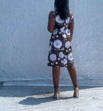 Load image into Gallery viewer, Vintage 1960's floral shift dress with detachable bow. In like-new condition.