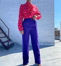 Load image into Gallery viewer, Vintage Ruffle Collar Paisley Blouse By DC Collection. SIZE: S Measures approximately: 21" pit to pit / 26.5" length (Measurements taken flat, double where applicable) MODEL: 5'1, 119lbs, size 4 COMPOSITION: Not listed, but feels Poly