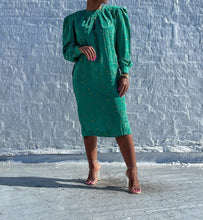 Load image into Gallery viewer, Vintage shift dress with one right side pocket and removable shoulder pads. SIZE: No tag best fits S/M