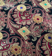 Load image into Gallery viewer, Vintage Andre Salvage Blouse. SIZE: Small Measures approximately: 20.5" pit to pit / 22.5" length (Measurements taken flat, double where applicable) MODEL: 5'1, 119lbs, size 4 COMPOSITION: Not listed, maybe Polyester