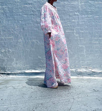 Load image into Gallery viewer, Vintage Jumbo Sleeve Floral Robe with a single pocket By Komar. SIZE: 2X Measures approximately: 26" pit to pit / 57" length (Measurements taken flat, double where applicable) MODEL: 5'1, 119lbs, size 4