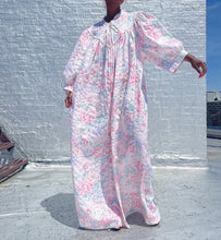 Load image into Gallery viewer, Vintage Jumbo Sleeve Floral Robe with a single pocket By Komar. SIZE: 2X Measures approximately: 26" pit to pit / 57" length (Measurements taken flat, double where applicable) MODEL: 5'1, 119lbs, size 4