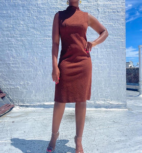 Vintage chocolate-colored shift dress. In excellent condition.   SIZE: No label, best fits S/4     Measures approximately: 16.5" pit to pit / 14.5" waist / 37" length   (Measurements taken laying flat, double where applicable)   MODEL: 5'1, 119lbs, size 4